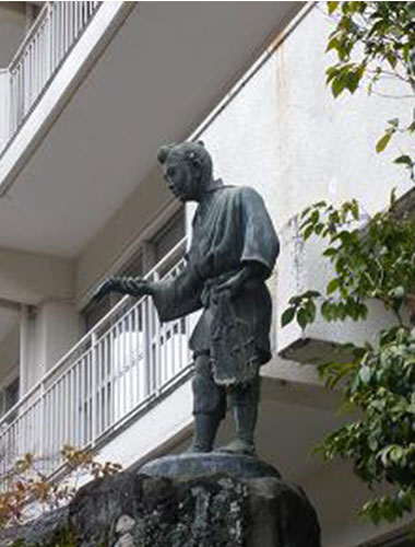 箱根町立　湯本小学校 わらじを配る金次郎2