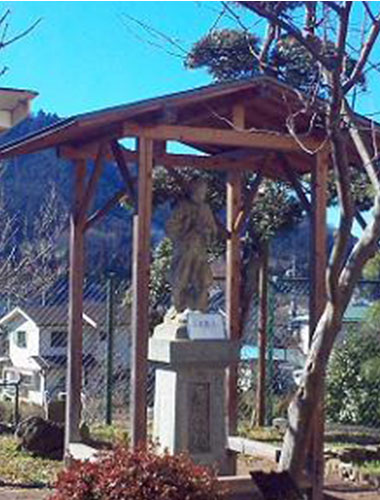 相模原市立　千木良小学校 屋根をかぶせてもらった金次郎1