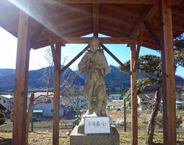 相模原市立　千木良小学校 屋根をかぶせてもらった金次郎2