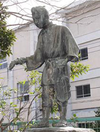 南足柄市立　南足柄小学校 わらじを配る金次郎