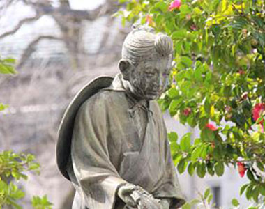 南足柄市立　南足柄小学校 わらじを配る金次郎