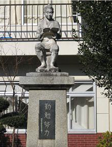 愛川町立　田代小学校 座って読書